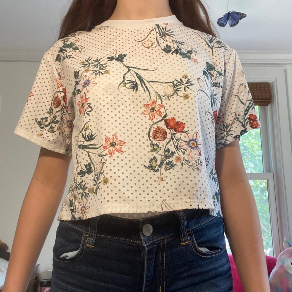 White flower athletic top - Picture 3 of 3